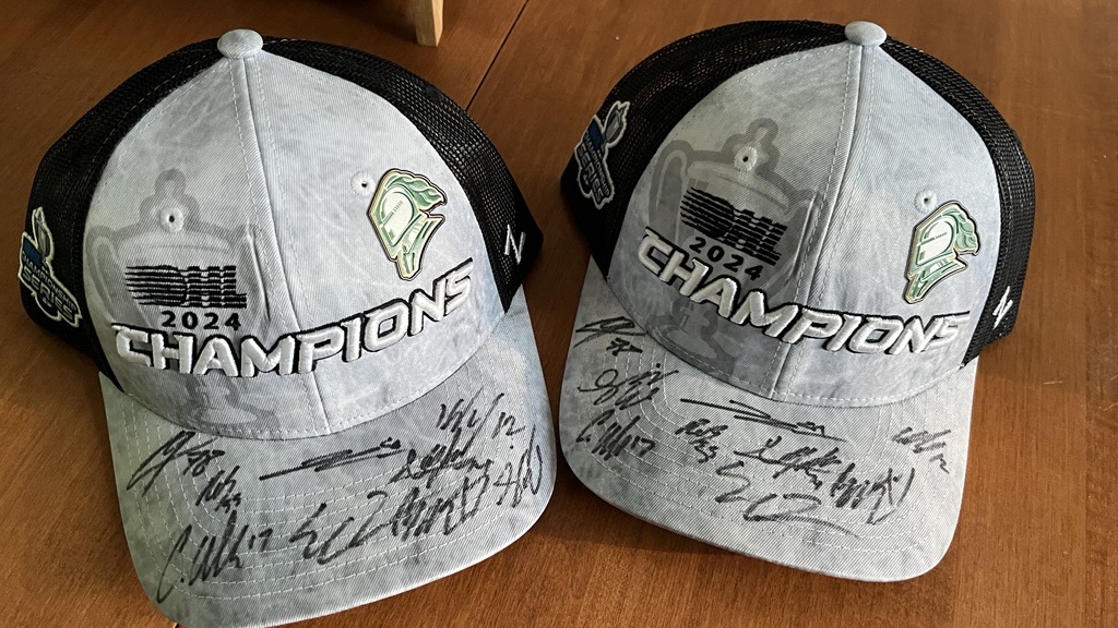 2 casquettes London Knights autographiées